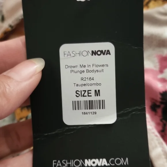 FASHION NOVA  Drown me in flowers plunge body suit - Picture 4 of 4